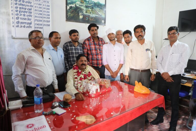 अर्द्धवार्षिकी आयु पूर्ण कर सेवा निवृत्त हुए उप संचालक  राठौर जनसंपर्क कार्यालय में पत्रकारो एवं अधिकारियो, कर्मचारियों ने दी विदाई शासकीय सेवा के दौरान सभी का सहयोग मिला-उप संचालक  राठौर