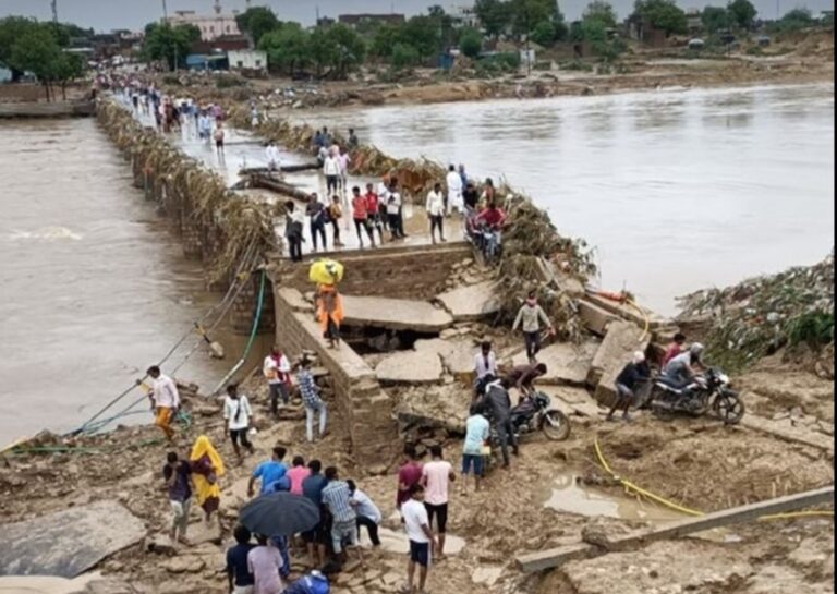 श्योपुर में बारिश से तबाही, नदी के उफान में बहती लाशे, श्योपुर में दो लोगों की डूबने से मौत, सैकड़ों घरों में भरा पानी श्योपुर में इतनी ब़ड़ी तबाही के बाद भी जिला प्रशासन के संपर्क नम्बर स्विच ऑफ मोड पर रहे।