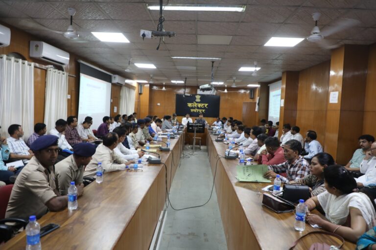 मॉनीटरिंग एवं रिपोटिंग समय-समय पर किया जाना जरूरी-व्यय प्रेक्षक व्यय निगरानी हेतु गठित सभी टीमे रही उपस्थित