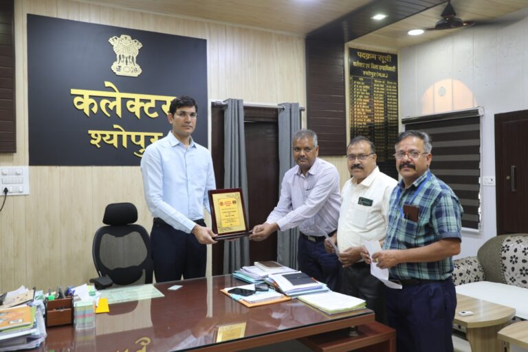 महामहिम राज्यपाल की ओर से कलेक्टर को भेंट किया प्रशस्ती पत्र