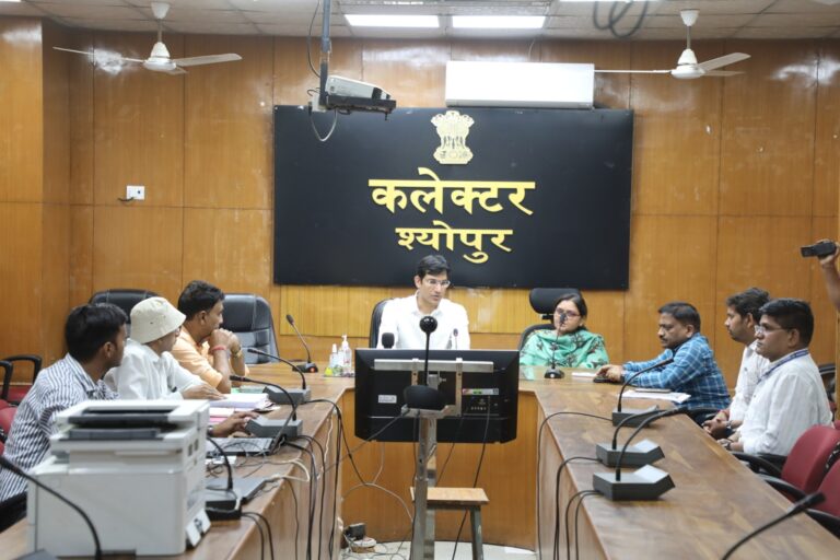 सामान्य प्रेक्षक की उपस्थिति में मतदान दलो के लिए रेंडमाईजेशन संपन्न रिजर्व सहित श्योपुर के लिए 362, विजयपुर के लिए 360 मतदान दल गठित