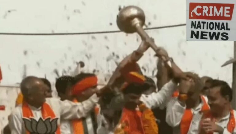 राधोगढ़ में सी एम का रोड़ शो  राधोगढ़ में सी एम का रोड़ शो के दौरान सी एम ने गदा घुमाई जो बगल खड़े रामनीवास रावत को लगी