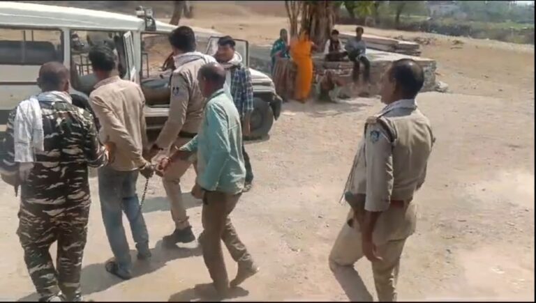  ग्रामीणों ने डीपी का तेल और मोटर की केबल चोरी करते 2 बाइक सवार  चोरों को  एक बंदूक सहित पकड़ा और पुलिस के हवाले किया एक बाइक बरामद