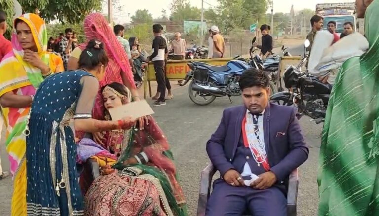 दूल्हा दुल्हन का अनोखा प्रदर्शन पुलिस चौकी के बाहर दूल्हा-दुल्हन ने दिया धरना, बारातियों के साथ मारपीट और दूल्हे की बेज्जती से नाराज थे घराती और बाराती