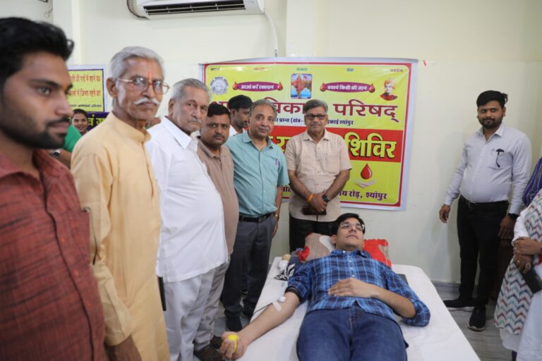 कलेक्टर ने स्वयं ब्लड डोनेट कर युवाओं को दिया रक्तदान का संदेश रेडक्रॉस द्वारा आयोजित शिविर में 52 युनिट रक्त का कलेक्शन थैलीसीमिया पीड़ित रोगियों की मदद के लिए नई पहल शुरू