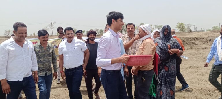 जल गंगा संर्वधन अभियान कलेक्टर सहित जिला पंचायत अध्यक्ष ने किया श्रमदान जनभागीदारी से आवदा तालाब गहरीकरण कार्य की शुरूआत  जल  सर्वधन अभियान के तहत जुटे श्रमदानी सीप नदी के पंडित घाट पर की साफ-सफाई