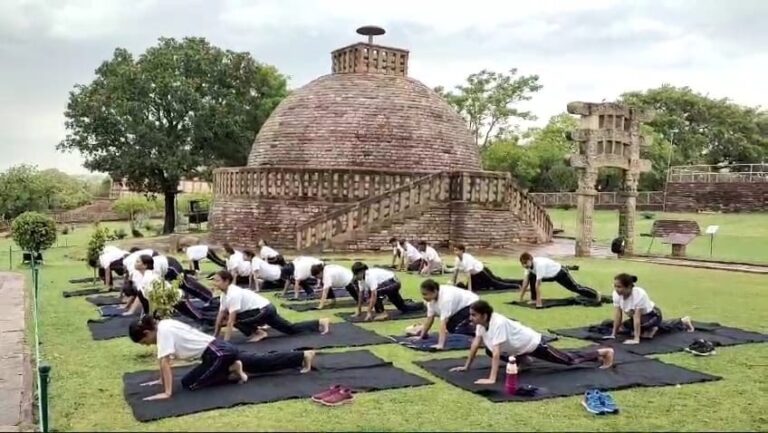‘पर्यटन से योग’ के संदेश के साथ मना विश्व योग दिवस  5 हजार से अधिक पर्यटन सखियों ने 50 पर्यटन स्थलों पर किया योग