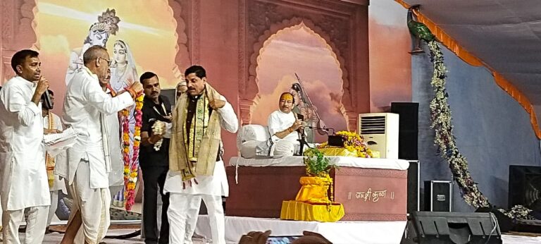 मुख्यमंत्री डॉ मोहन यादव भागवत कथा में हुए शामिल , कैबीनेट मंत्री रावत के यहां श्रीमद भागवत कथा का हो रहा आयोजन में सी एम बोले मध्य प्रदेश में जहां जहां भगवान राम व श्रीकृष्ण के चरण पड़े उस भूमि पर तीर्थ स्थापित होंगे