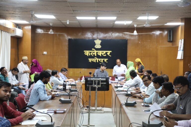 कलेक्टर की अध्यक्षता में जनसुनवाईआयोजित कैलाशी को मिली पेंशन, गोपाल को मिला आवास वही विजयपुर में भी जनसुनवाई कार्यक्रम आयोजित