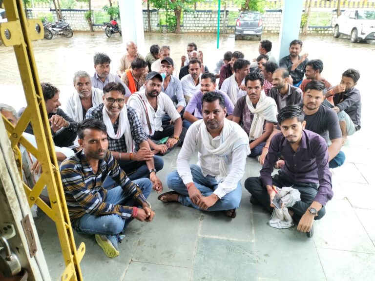 ग्रामीणों ने बिजली समस्या को लेकर किसानों ने बिजली दफ्तर का घेराव किया