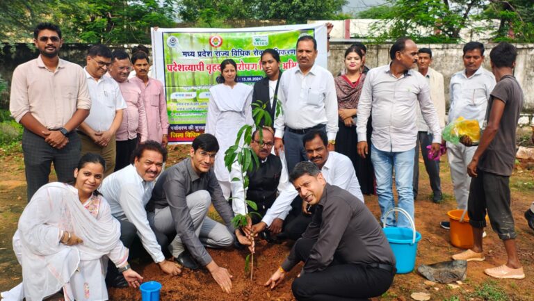 प्रदेशव्यापी वृहद वृक्षारोपण अभियान अंतर्गत कलेक्ट्रेट परिसर में वृक्षारोपण आम, अमरूद, नीम, आंवला आदि प्रजातियेयों के पौधे लगाये ग