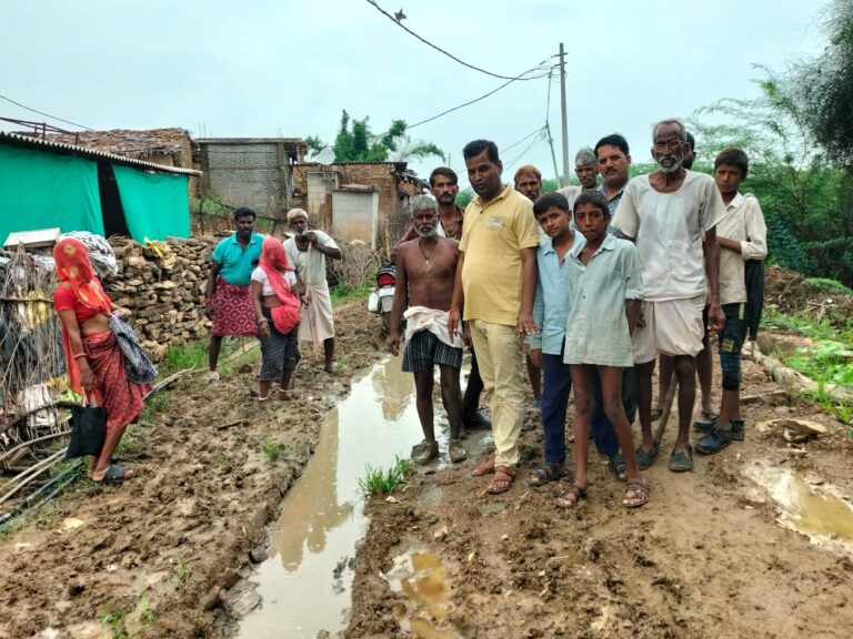 जलावर्धन योजना में मंडी गांव की डेढ़ किलोमीटर सीसी सड़क को तोड़ा गया, 6 महिने के पश्चात भी कंपनी ने नहीं किया सीसी सड़क का निर्माण, ग्रामीण परेशान।
