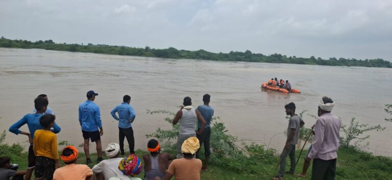 एसडीआरएफ टीम ने सूंडी गांव में चलाया रेस्क्यू ऑपरेशन तो पार्वती नदी का जलस्तर घटा श्योपुर-बारा मार्ग स्थित कुंहाजापुर के पुल से आवागमन शुरू हो गया है