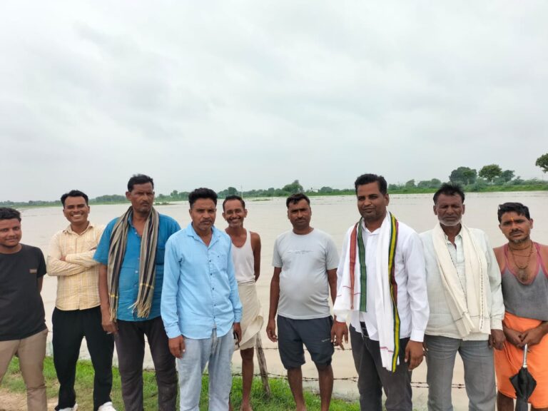 अतिवर्षा से सेंकड़ों बीघा जलमग्न धान की फसल नष्ट होने की कगार पर, फ़सल से पानी के निकास का प्रबंध तत्काल करें प्रशासन