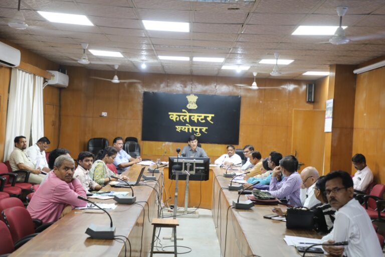 ई-केवायसी तथा समग्र से खसरे की लिकिंग का कार्य शत प्रतिशत करने के निर्देश कलेक्टर की अध्यक्षता में राजस्व महाअभियान की समीक्षा बैठक आयोजित