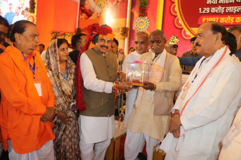 मुख्यमंत्री डॉ. मोहन यादव विजयपुर पहुंचे,  एक करोड़ 29 लाख लाड़ली बहनों के खाते में अंतरित किये 1897 करोड़ रूपये ,157 करोड 96 लाख रूपये के 11 विकास कार्यो का लोकार्पण भी किया