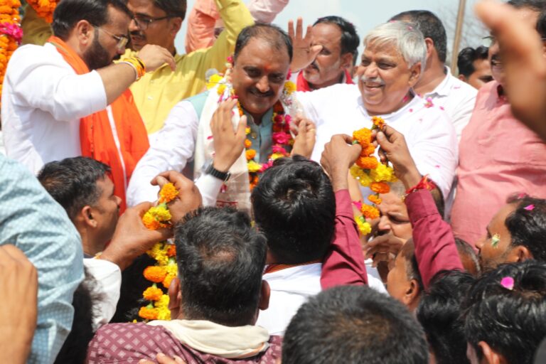 प्रभारी मंत्री  राकेश शुक्ला का श्योपुर जिले में प्रथम आगमन पर कई स्थानो पर हुआ स्वागत गसवानी से लेकर श्योपुर तक विभिन्न समाजो, संगठनो ने किया भव्य स्वागत स्मृति चिन्ह भेंट किये, साफें बांधे, आतिशबाजी चलाकर की आगवानी