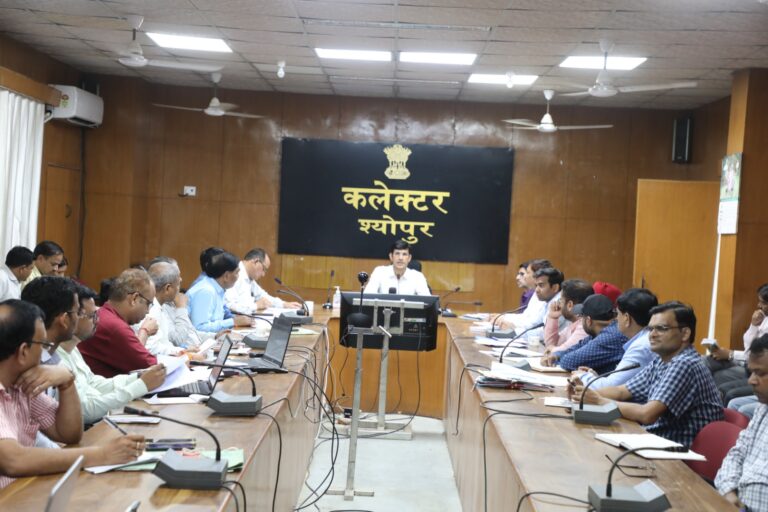 जिनके आधार बने, उनकी लाइन लिस्टिंग कर डोर टू डोर जाकर बनाये आयुष्मान कार्ड पीएम जनमन की समीक्षा बैठक में कलेक्टर ने दिये निर्देश