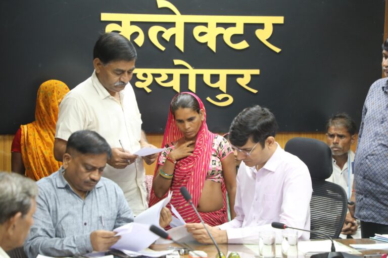 संबल योजना में लाभ देने के निर्देश, पेंशन का लाभ मिला कलेक्टर की अध्यक्षता में श्योपुर तोअतेन्द्र सिंह गुर्जर की अध्यक्षता में विजयपुर में जनसुनवाई आयोजित