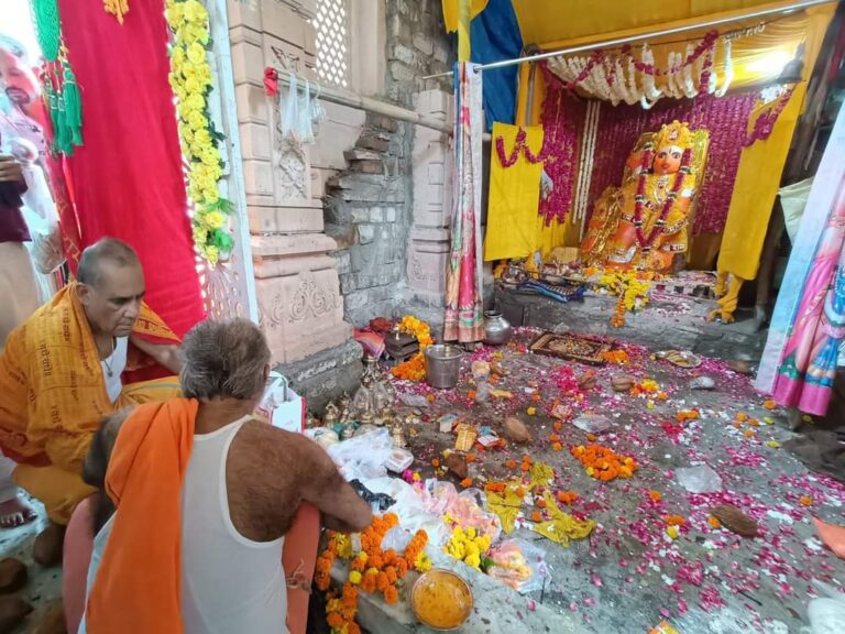 पैदल यात्रा कर दर्शन के लिए पहुंचे मंत्री रामनिवास  रावत