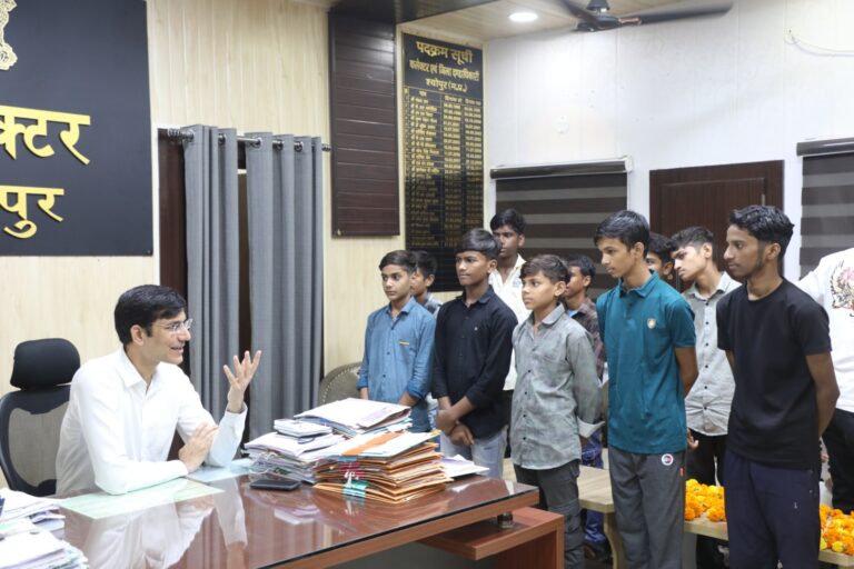 उडीसा से वापस आये छात्रो ने कलेक्टर से की भेंट