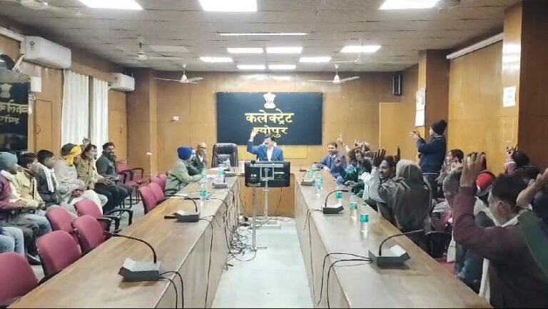 कलेक्टर ने किसानों को दिलाया पराली फ्री डिस्ट्रिक्ट का संकल्प किसानों की शिकायत पर बनाई जांच कमेटी