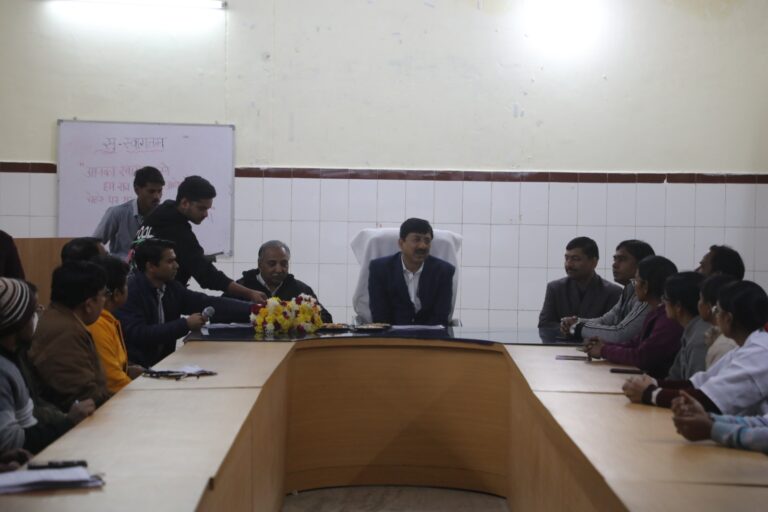 वृहद स्तर पर रक्तदान शिविर आयोजन की कार्य योजना बनायें-कलेक्टर अस्पताल पहुंचे कलेक्टर ने स्वास्थ्य अधिकारियों के साथ बैठक की