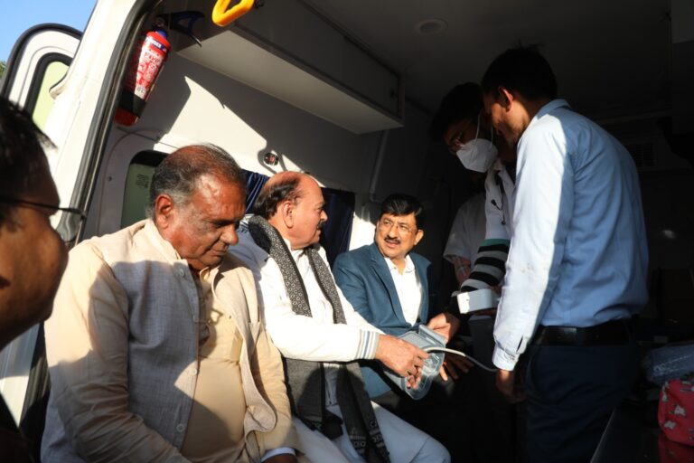 मोबाइल मेडिकल यूनिट को दिखाई हरी झंडी जनप्रतिनिधि की नहीं कोई पूछ पूर्व पदाधिकारियों ने संभाली कमान