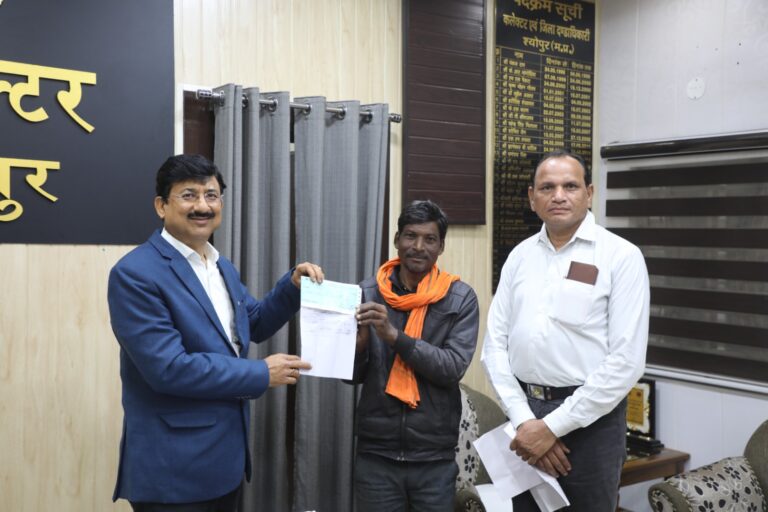 भगवान बिरसा मुण्डा स्वरोजगार के लिए आदिवासी हितग्राहियों को चैक वितरण