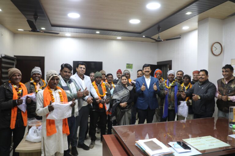 गौरवशाली अवसर सहरिया लोकनृत्य ‘‘लहंगी’’ के कलाकारो का दल गणतंत्र दिवस समारोह के लिए नामांकित दिल्ली में कर्तव्य पथ पर मध्यप्रदेश की झांकी के साथ देगा नृत्य की प्रस्तुती शुभकामनाओं के साथ दिल्ली रवाना हुआ दल