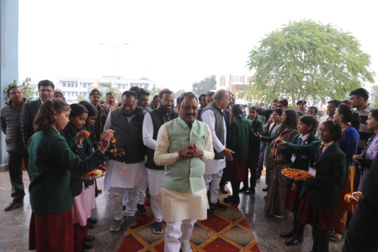 एकलव्य विद्यालय पहुंचे प्रभारी मंत्री, बच्चों से किया संवाद  बच्चों को संस्कार आधारित शिक्षा से जोडे-प्रभारी मंत्री शुक्ला