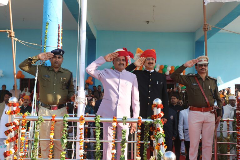 नवीन एवं नवकरणीय ऊर्जा मंत्री शुक्ला ने किया गणतंत्र दिवस के मुख्य समारोह में झंडा वंदन मुख्यमंत्री जी के संदेश का वाचन किया, परेड की सलामी ली