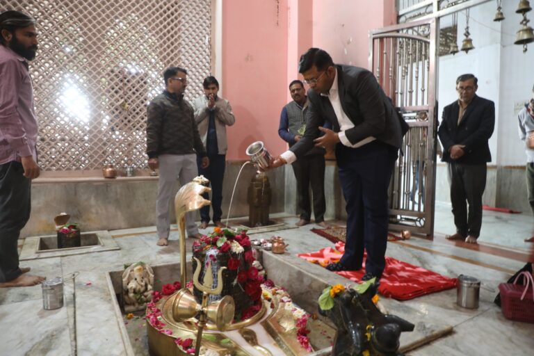 जलाभिषेक कर कार्य की शुरूआत के लिए दफ्तर पहुंचे कलेक्टर श्योपुर,