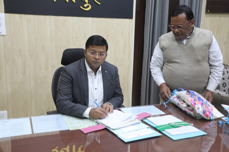 नवागत कलेक्टर अर्पित वर्मा ने पदभार ग्रहण किया