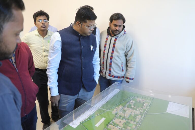 कलेक्टर द्वारा निर्माणाधीन मेडिकल कॉलेज का अवलोकन फिनिशिंग कार्य पूर्ण कर हैंडओवर की प्रक्रिया करें-डीएम