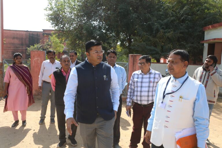 कलेक्टर ने किया छात्रावासों का निरीक्षण भोजन सहित रहवासी व्यवस्थाओं का जायजा लिया साफ-सफाई एवं रंगाई-पुताई के दिये निर्देश