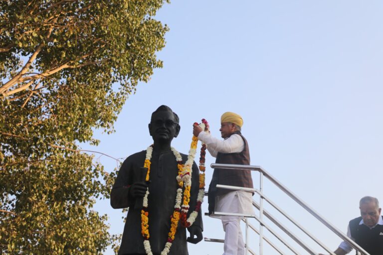 विधानसभा अध्यक्ष एवं सांसद ने किया पंडित दीनदयाल उपाध्याय की प्रतिमा पर माल्यार्पण