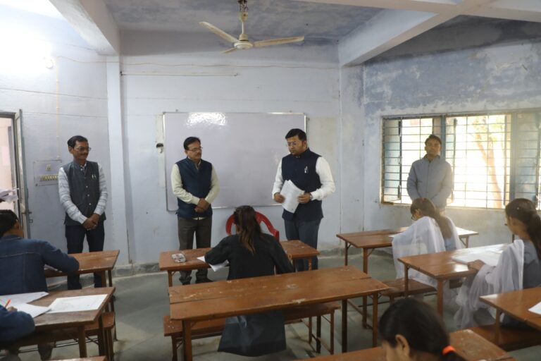अचानक विद्यालय पहुंचे कलेक्टर, परीक्षा का जायजा लिया