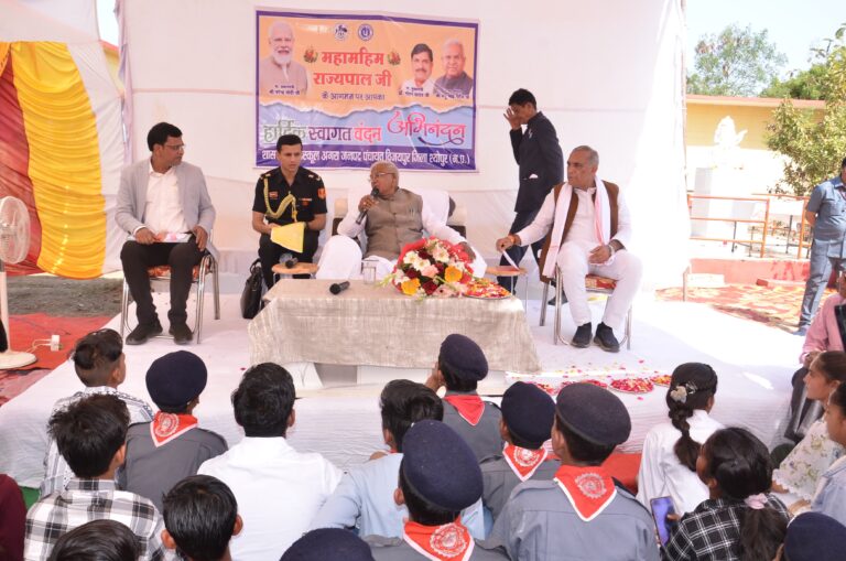 महामहिम राज्यपाल का विजयपुर क्षेत्र का दौरा अगरा हाईस्कूल में विद्यार्थियों से संवाद, आंगनबाडी में बच्चों से चर्चा ऊमरी कला में पीएम जनमन आवास के हितग्राहियों से भेंटकर चर्चा की