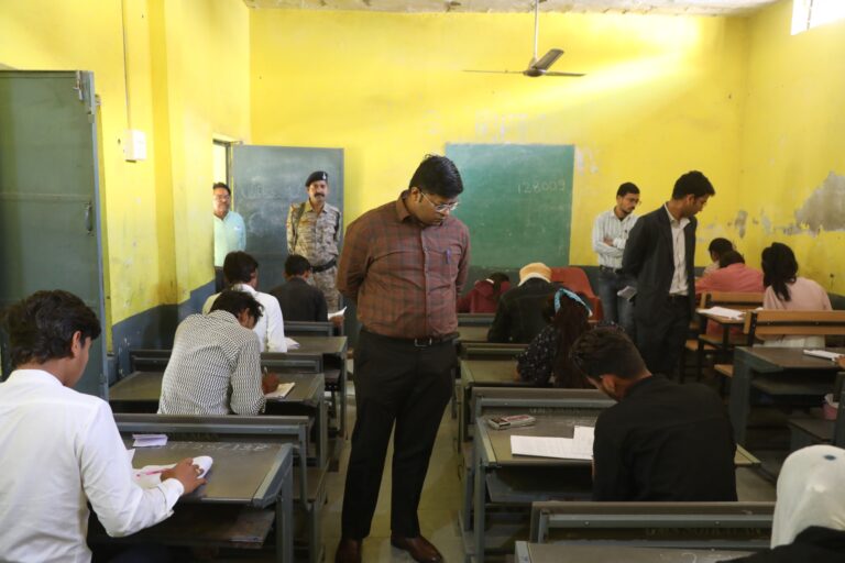 बोर्ड परीक्षाएं शुरू, कलेक्टर ने किया परीक्षा केन्द्र का निरीक्षण