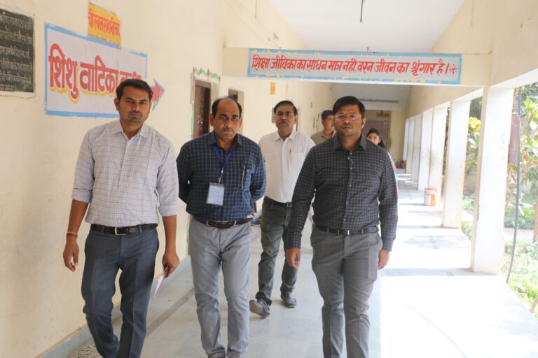 कलेक्टर ने किया परीक्षा केन्द्रों का निरीक्षण शांतिपूर्ण तरीके से परीक्षाएं संचालित