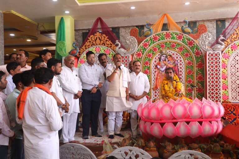 नौनार सरकार में भक्ति रस, प्रभारी मंत्री ने सुनाए राम भजन | विधानसभा अध्यक्ष तोमर भी पहुँचे दर्शन को