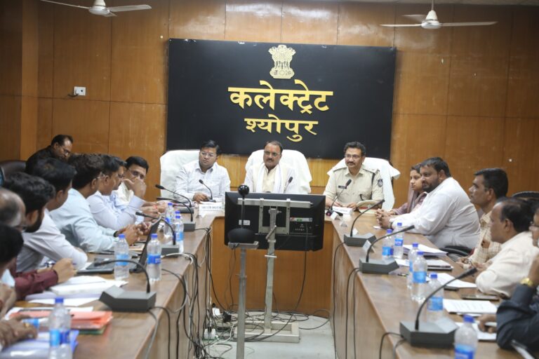 श्योपुर में मेडिकल कॉलेज इसी सत्र से शुरू करने के निर्देश, सड़कों और स्वास्थ्य सेवाओं की भी गहन समीक्षा प्रभारी मंत्री राकेश शुक्ला की अध्यक्षता में हुई विभागीय बैठक