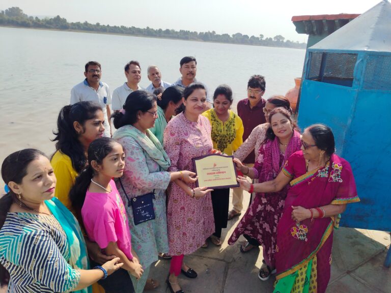 धर्म का पालन करें, लेकिन फूल, माला और कचरा नर्मदा में न फेंके , स्वच्छता में योगदान दें- ट्रैफिक अधिकारी सुनीता पटेल