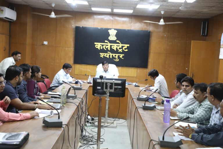 पटवारी और सचिव अब मंगलवार-गुरूवार को रहेंगे ‘जनता दरबार’ में हाज़िर, कलेक्टर की ‘चौपाल’ से गायब उपयंत्री को नोटिस!