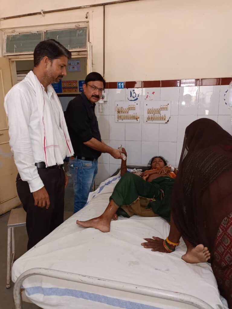 सड़क दुर्घटना में घायल आदिवासी परिवार को मिली 10 हजार की मदद कलेक्टर के निर्देश पर एसडीएम पहुंचे अस्पताल, उपचार की कराई समुचित व्यवस्था