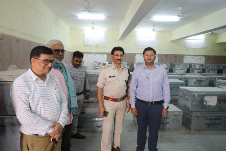 श्योपुर में ईव्हीएम स्ट्रांगरूम का निरीक्षण, कलेक्टर ने की भौतिक सत्यापन प्रक्रिया की निगरानी