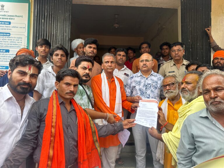 मनोहरथाना में गौ हत्या प्रकरण को लेकर गौ भक्तों का आक्रोश, उपखंड अधिकारी को सौंपा गया ज्ञापन