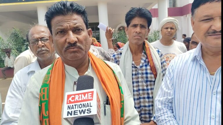 टर्राकलों की संकीर्ण रेलवे पुलिया बनी ग्रामीणों के लिए मुसीबत, नहीं निकल पा रहे बड़े वाहन