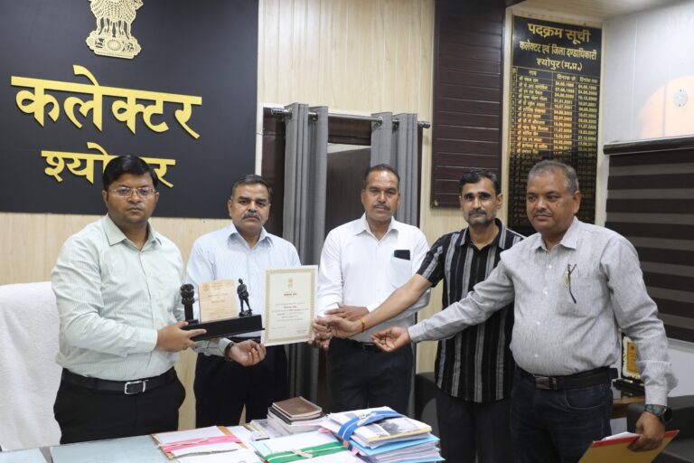 सशस्त्र झंडा दिवस पर उत्कृष्ट योगदान के लिए कलेक्टर अर्पित वर्मा को राज्यपाल की ओर से प्रशस्ति पत्र